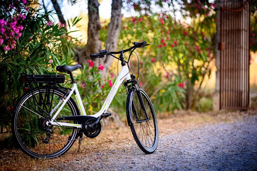Vélo électrique Adore Versailles 28" blanc – Image 7